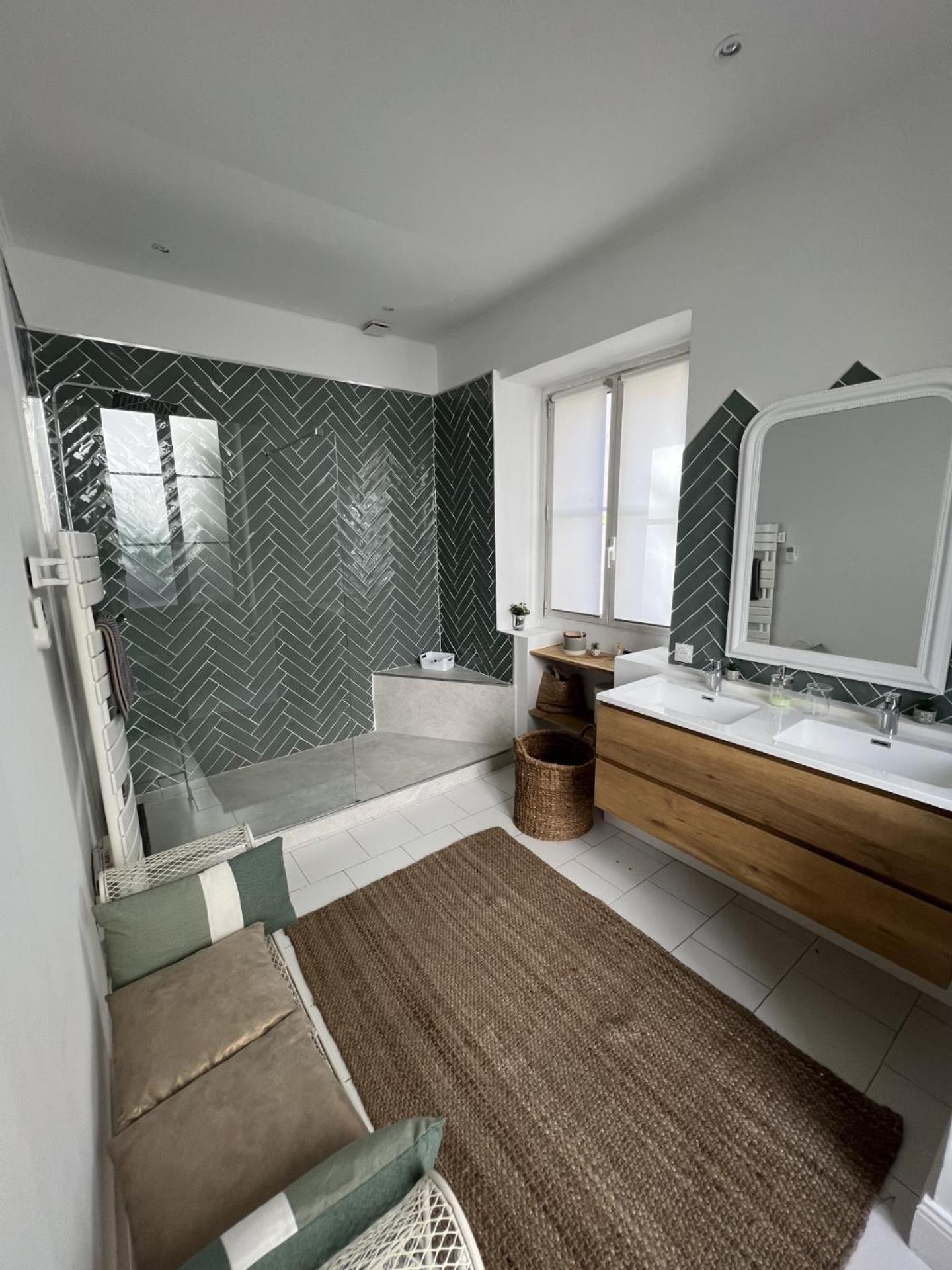 Appartement Superbe De 105 M2, Hyper Centre Avec Terrasse, Parking, A 5 Min De La