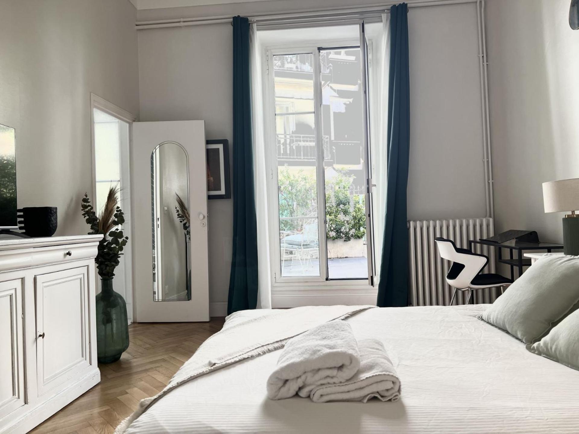 Appartement Superbe De 105 M2, Hyper Centre Avec Terrasse, Parking, A 5 Min De La Nice
